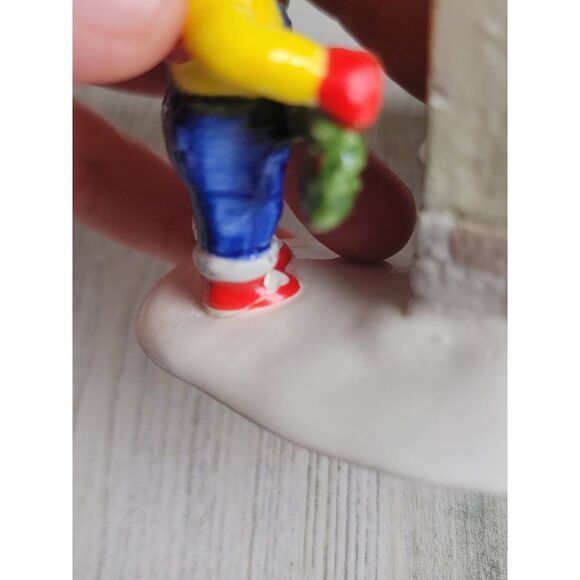 Dept 56 51349 AS IS Kids Decorating The Village Sign xmas - Picture 10 of 11